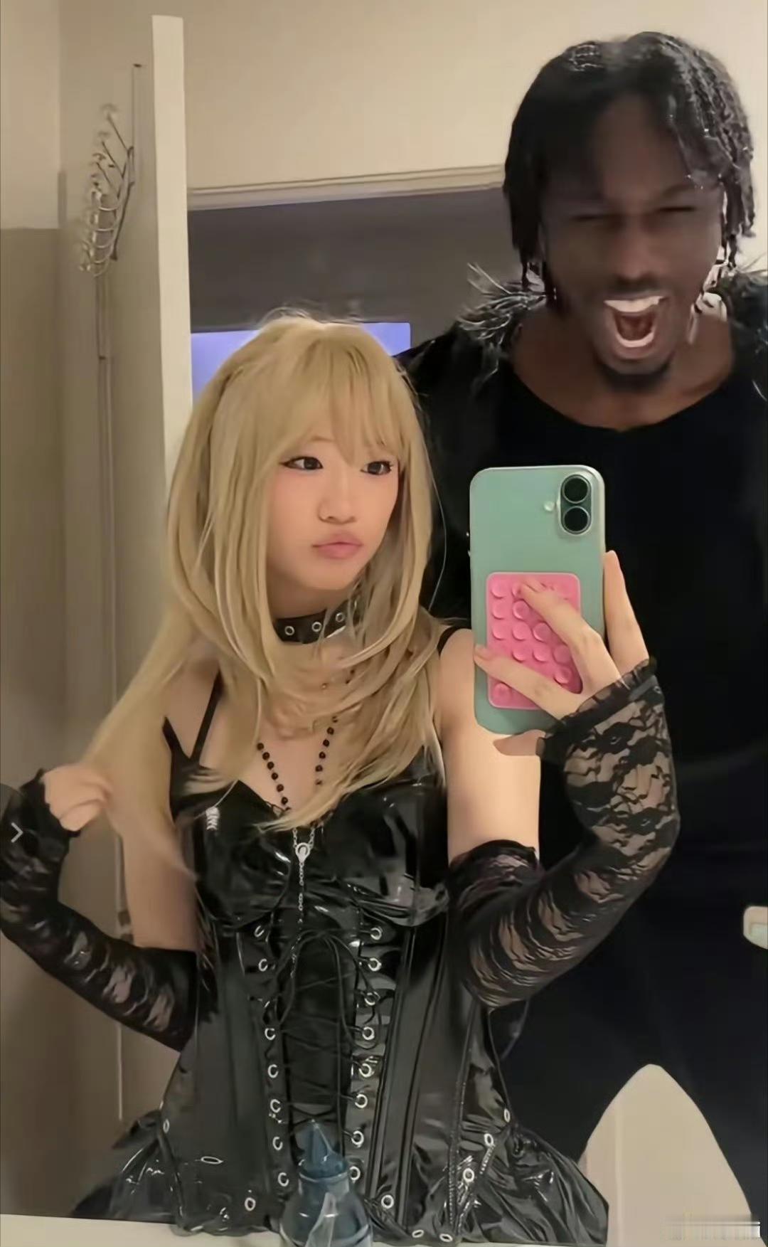 这黑哥们太幸福了，能找到这么漂亮的中国女朋友，着实令人羡慕，虽然两人身高差不少，