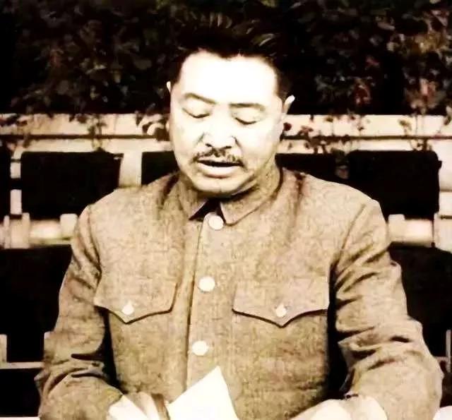 60年代，国足接连输给缅甸、巴基斯坦和印尼，主管体育的贺龙元帅下令解散国家队，