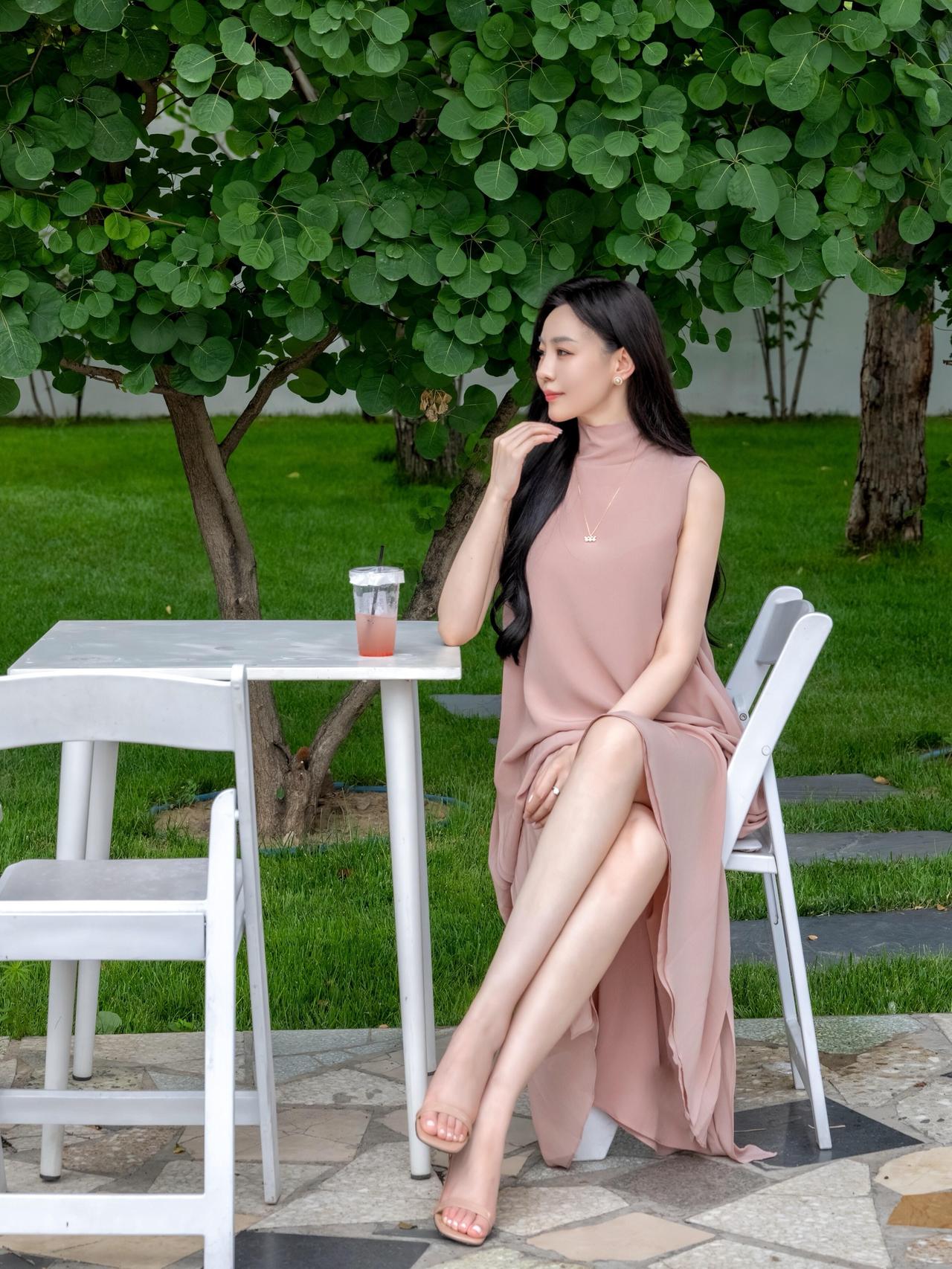 在你眼里，什么样的女人最漂亮草木清香，微风拂面，把温柔藏在松弛的裙角之间。