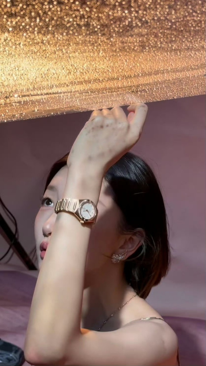 周冬雨裸半背造型周冬雨这身造型太出圈，裸半背尽显优越肩背线条，短发配粉裙灵动俏