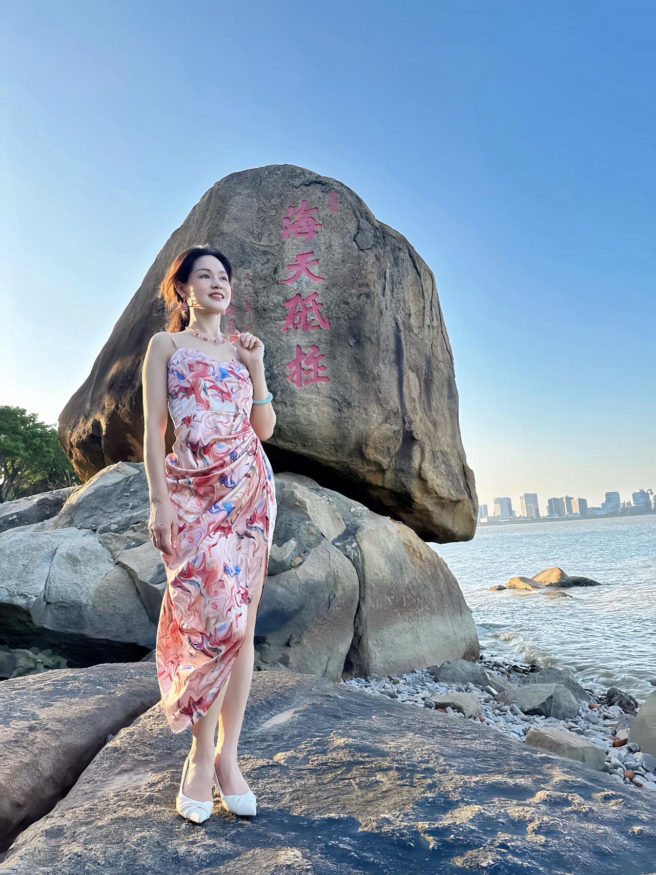 用心感受生活，美好总在不经意间出现海边之美，不言而喻海边氛围感拍照长裙松