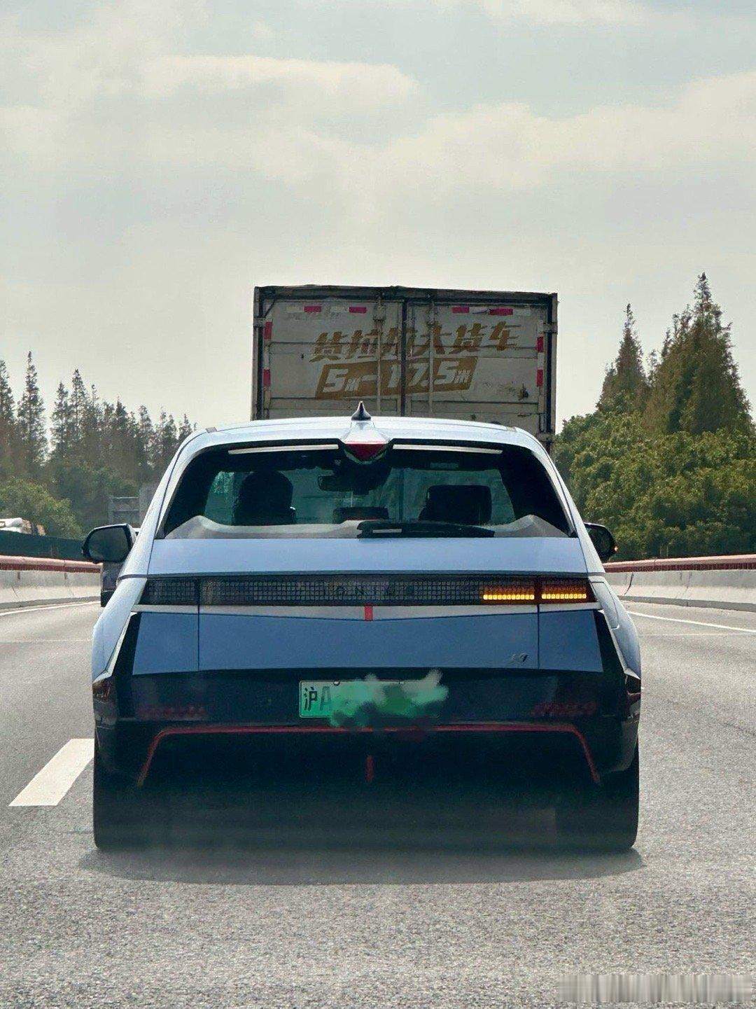 活捉一直野生艾尼氪5n还是大沪牌，远看就想一辆小坦克，近看就是小钢炮。丑帅类型