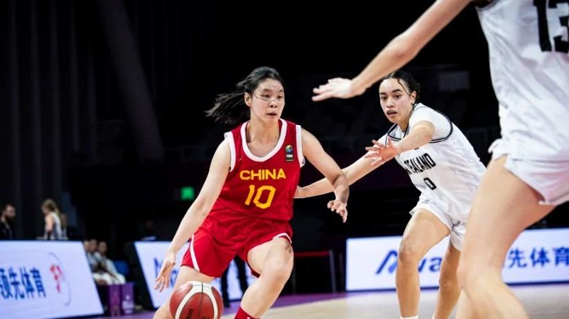 轰27+5+4!中国女篮又一18岁超级新星崛起:变身2米23张子宇好帮手?