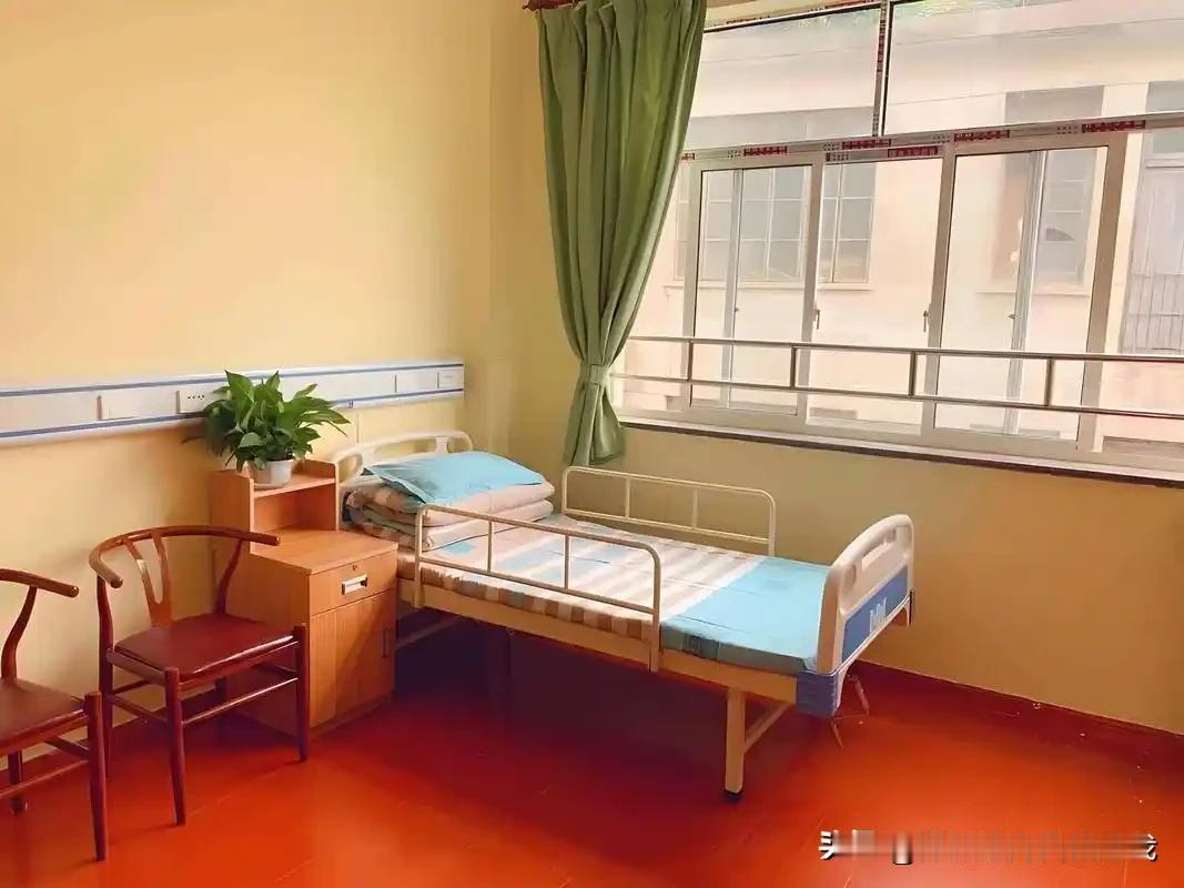 七旬老人养老院遭八旬室友殴打，官方通报来了！养老院里本该是安享晚年的地方，可