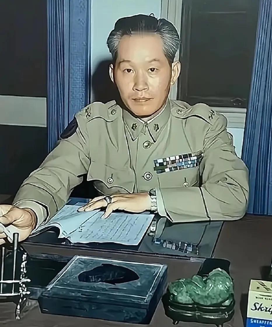 50年代，孙立人在办公室的一张照片，镜头中他穿着军装，坐在办公室前，正在批阅文件