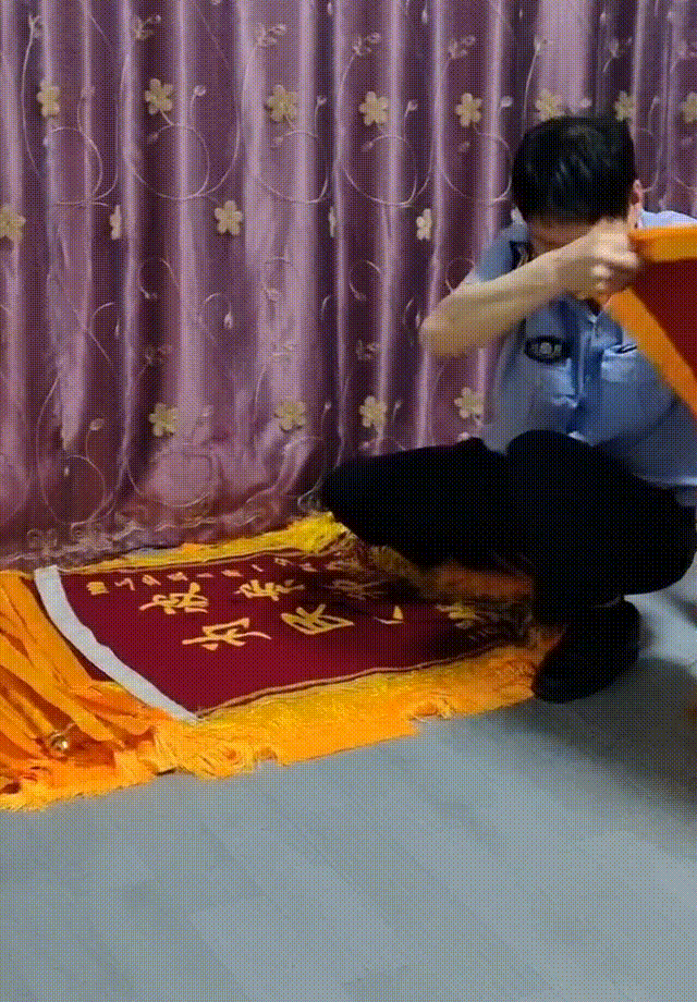 近日，宁波鄞州区公安分局五乡派出所辅警朱宏伟像往常一样给求助人儿子打去电话。这