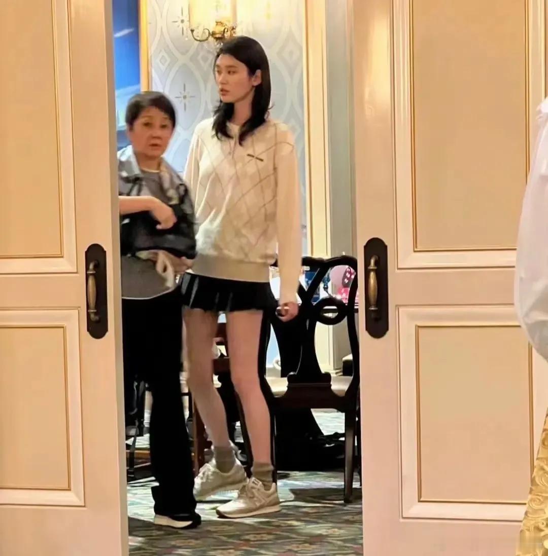 有网友在三亚偶遇何猷君奚梦瑶，还有四太梁安琪，一家人去看了阿凡达首映！杨紫琼还和