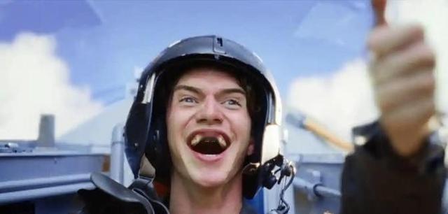 1995年，百事可乐打出一个口号“喝掉1680万罐可兑换战斗机，本来就是一个噱头