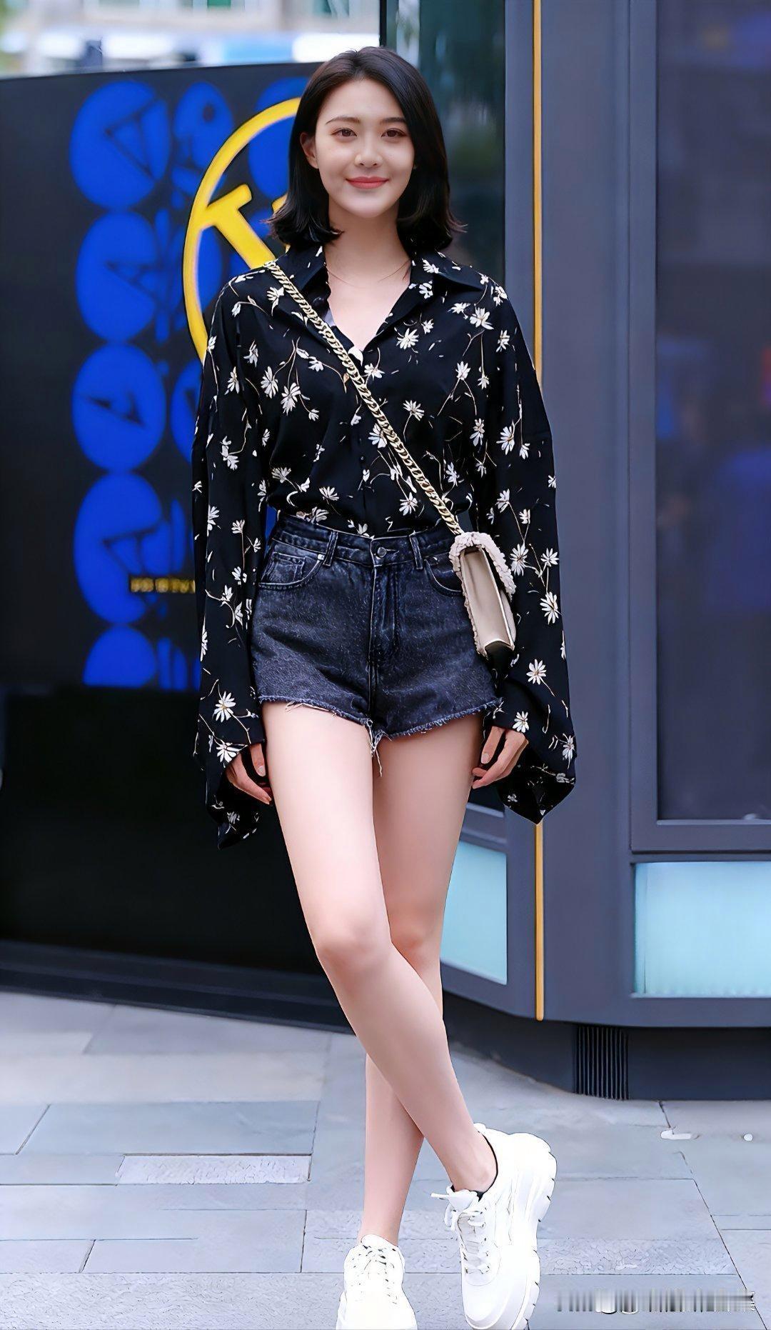 夏日穿黑白印花衬衫配牛仔短裤，简直清新时尚到爆！白衬衫四季都流行，夏天长袖能当防