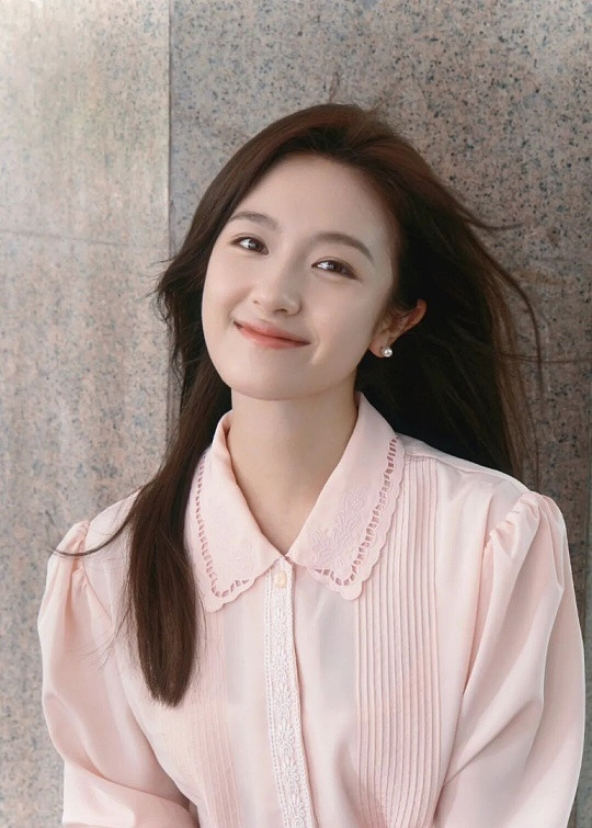 刘昊然李兰迪首发剧照刘昊然李兰迪《海岛舒服日志》首发剧照氛围感拉满，碧海蓝天的海