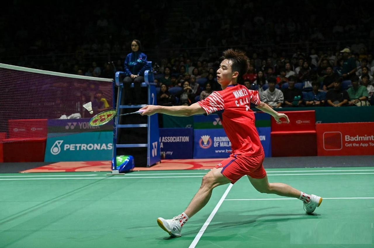 王正行又输了，他在印度羽毛球公开赛男单首轮对阵前世锦赛冠军骆建佑，首局拼到21-