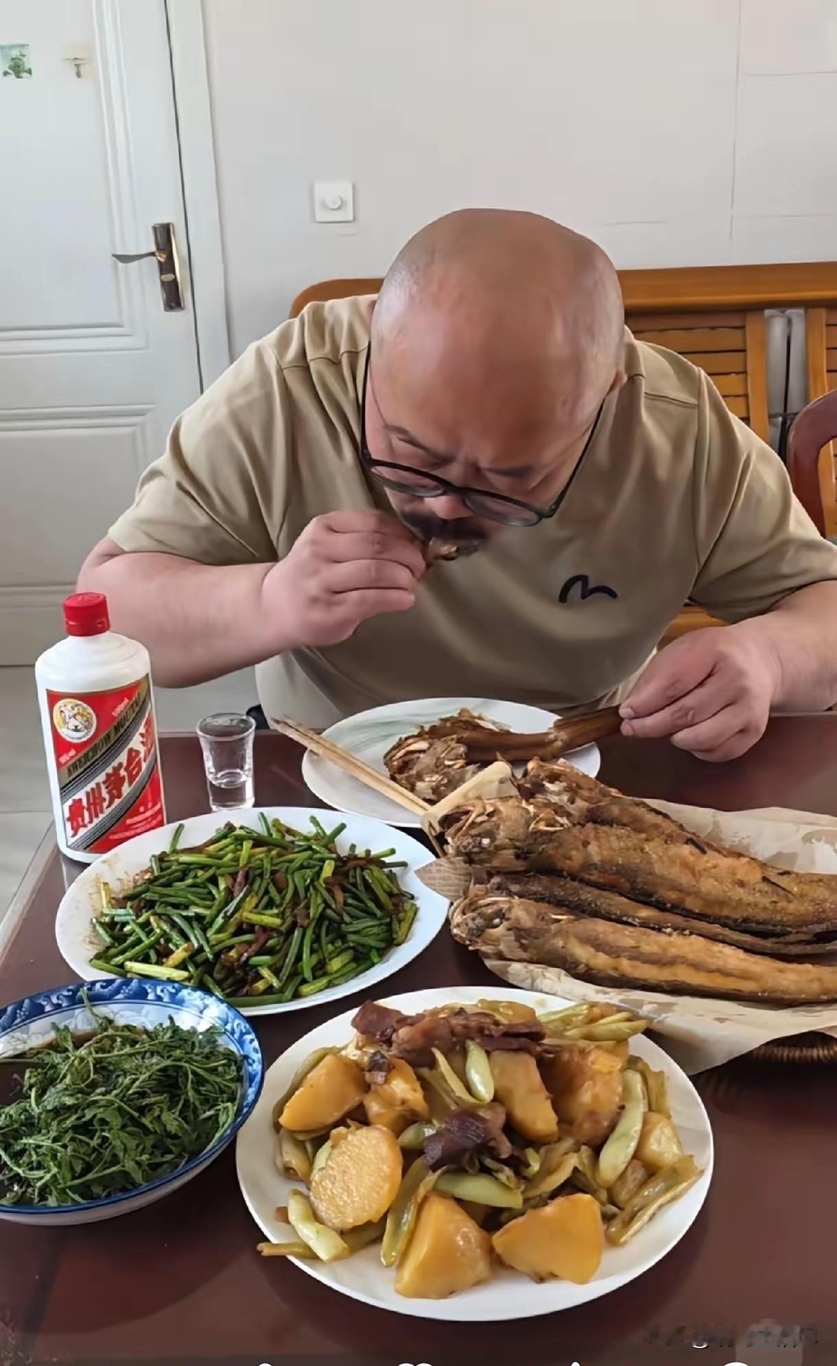 大哥小日子过的很潇洒啊，你羡慕吗[呲牙笑]