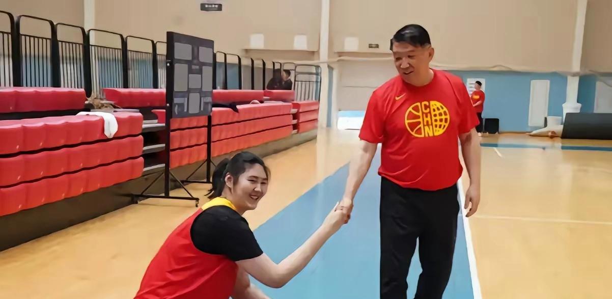 女篮热身赛安排是有讲究的今天晚上19:30在临沂奥体中心体育馆举行的中