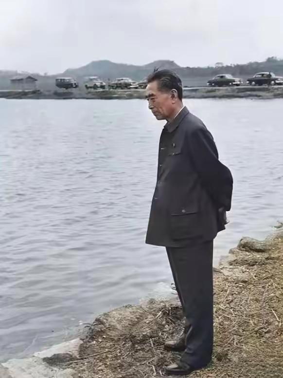 1973年10月14日，河南洛阳。这是周总理最后一次陪同外宾到地方参观访问，陪同