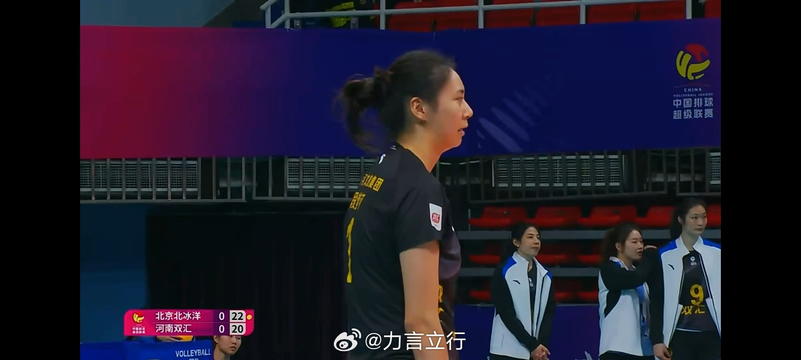 中国女排排超联赛5-6名比赛次回合，第一局北京女排25比22河南女排，两队第一