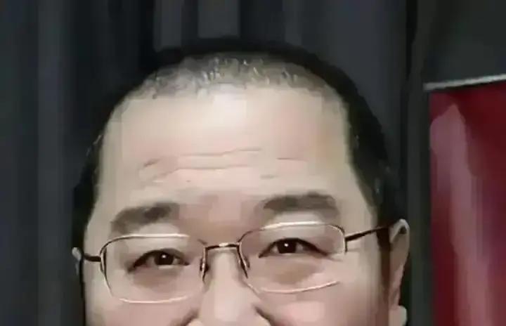 英达那五个字，像刀子一样扎了十年。他轻飘飘一句“都像妈妈”，就给儿子巴图判了“