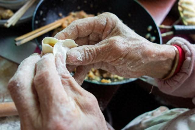 男子去舅舅家拜年，吃完饭舅舅含泪对他说：“明年别来了，没人做饭，你舅妈年纪大了干