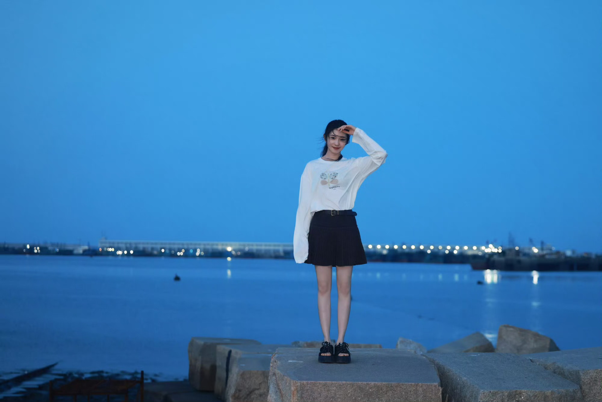 刘浩存这组海边照片太好看啦！蓝调的大海做背景​​​