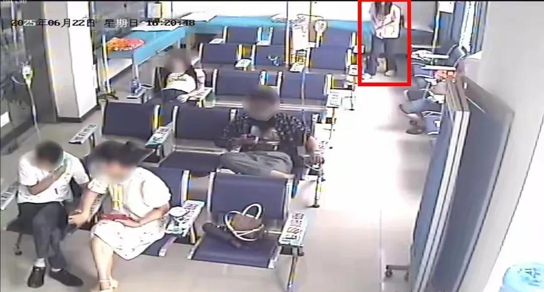 这小偷真够奇葩的！近日在武汉一家医院输液室，王女士输完液去洗手间，因按压针眼没地