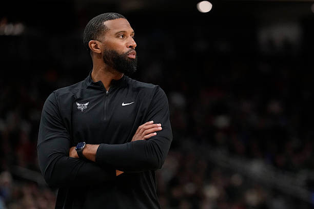 黄蜂队主教练查尔斯·李高度评价詹姆斯：“是啊，这实在太令人震撼了。同为41岁的我