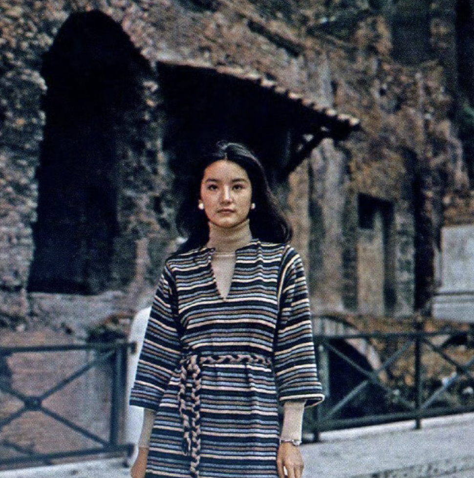 ?珍贵的旧照片1977年，23岁的林青霞与24岁的胡因梦身处意大利。19