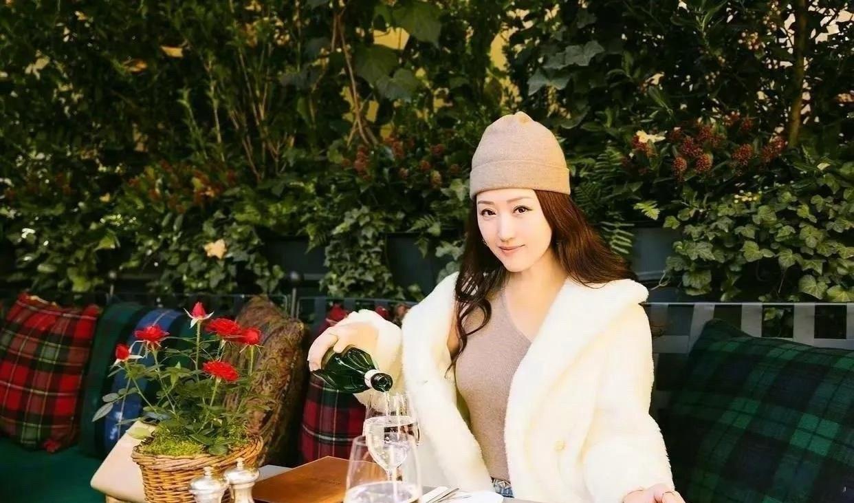 杨钰莹的近照，在小院里喝茶品酒，好不惬意！年过半百的杨钰莹，笑起来还是甜甜的，好