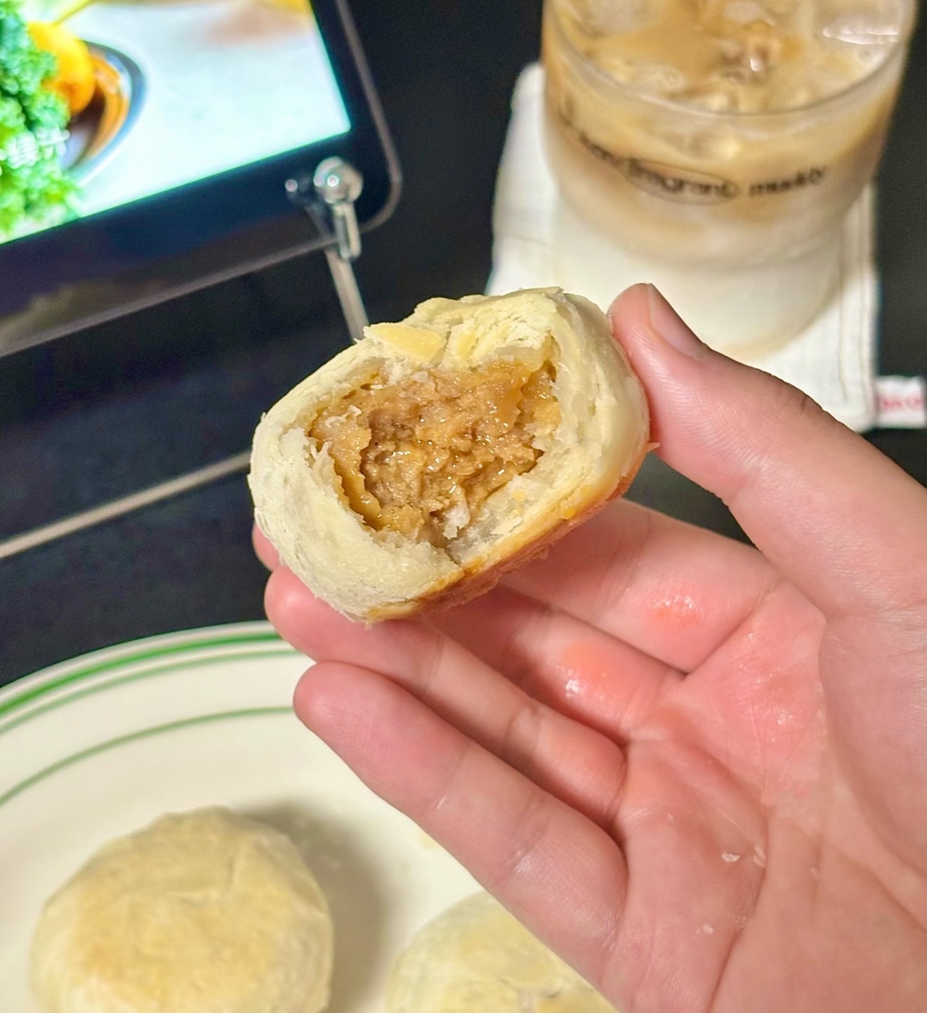 广式菲力酥皮月饼wow这个真的很牛啊！国庆和中秋在一起感觉很有新意！看来很好吃[