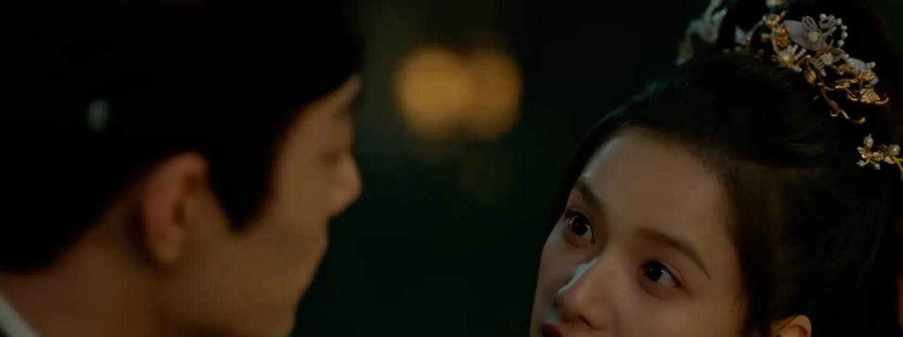 张婧仪，不行你就退圈吧！中元夜在船上被肖战俯身凝视，你怎么能忽然羞涩呢？