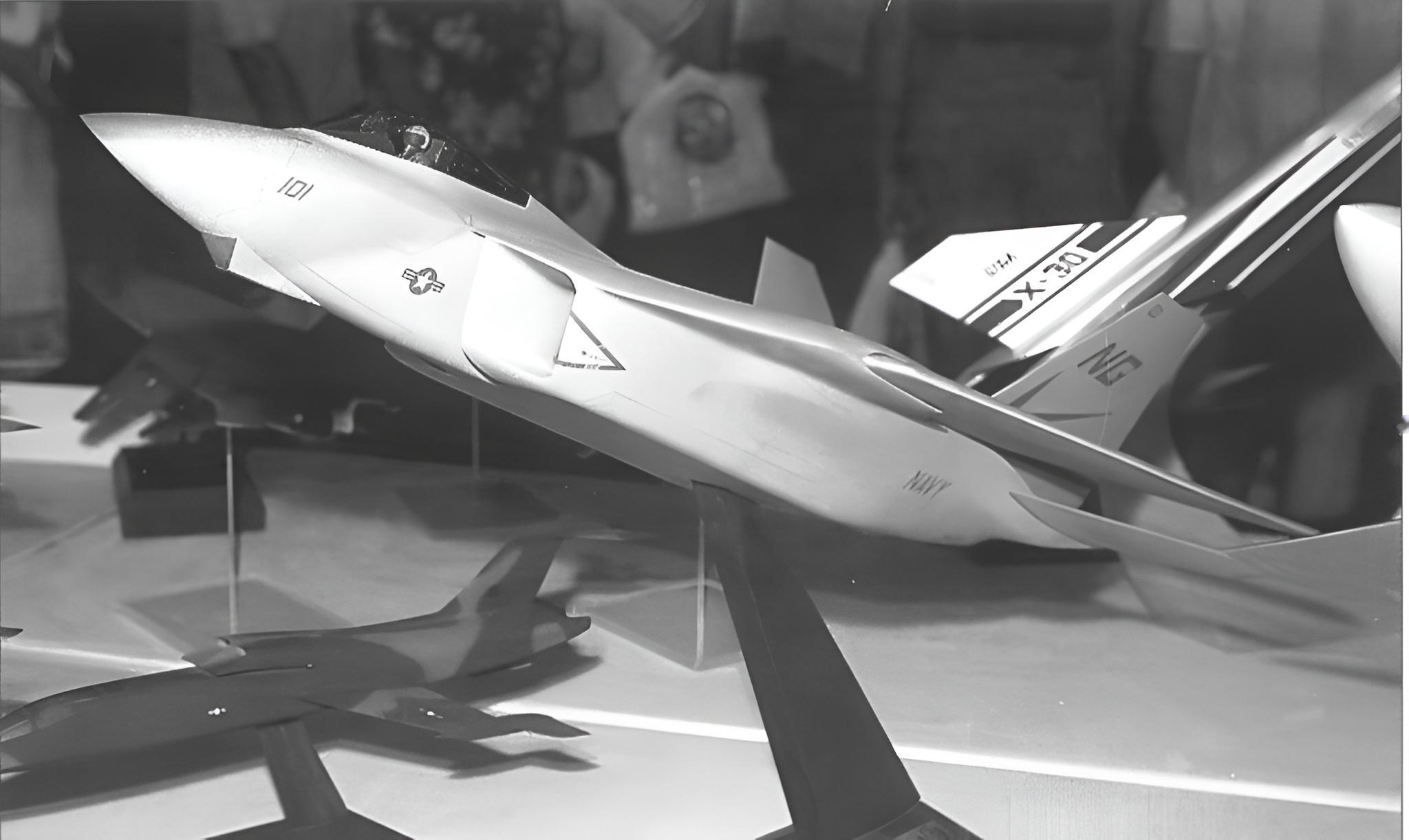 猫宁。隐形版F-14比例模型和设想图