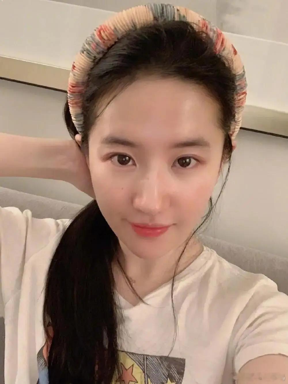 杨采钰与老公滑雪时，被高高举起的瞬间超甜。她素颜状态佳，眉眼间竟与刘亦菲有几分神