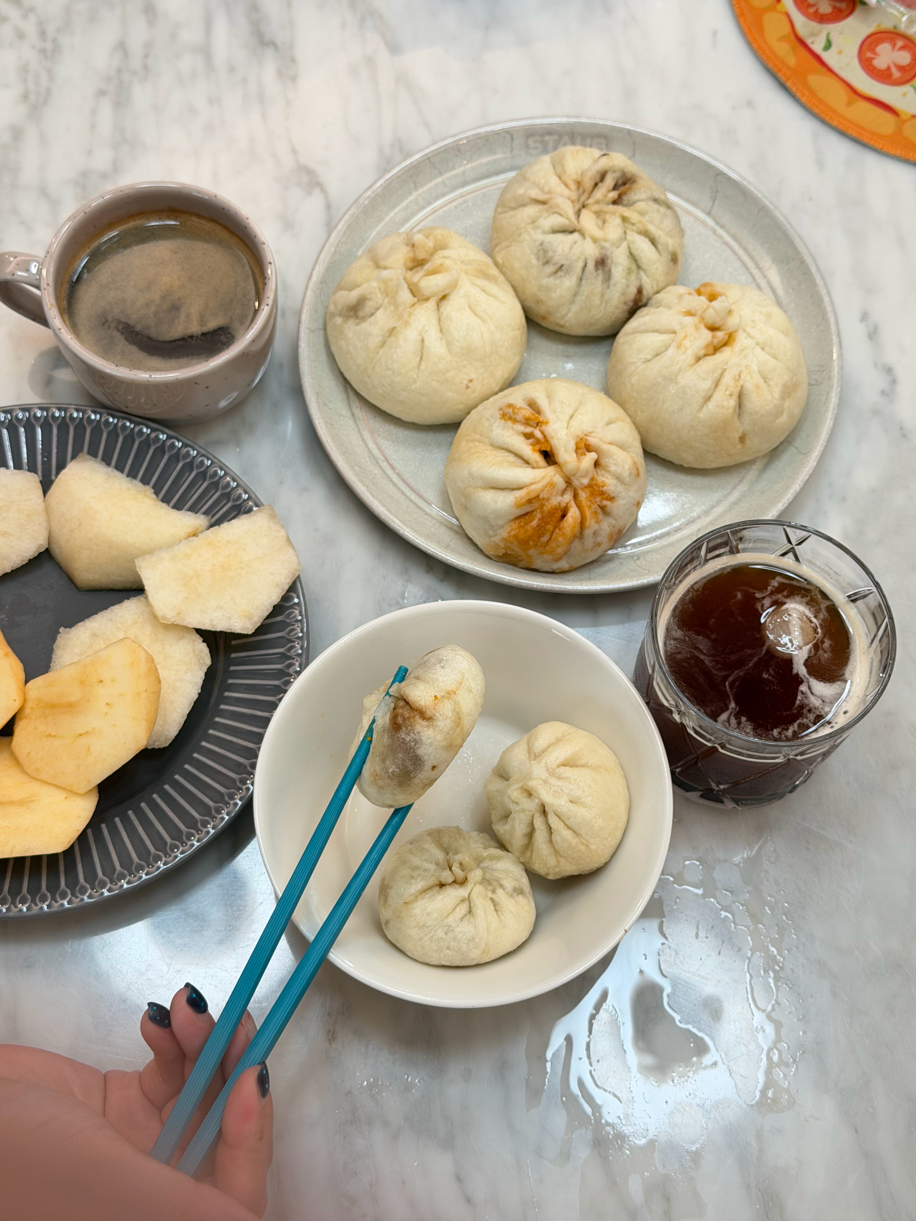 家附近新开了个包子店，这种发面包子浸着肉汁吃着真香，你们早饭吃啥啦？[馋