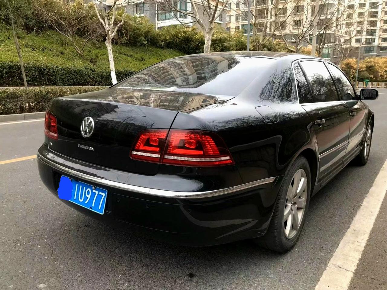 它是基于奔驰s级打造的顶级车型。而这里的基于绝对不是底盘，而是基于它的标准，甚至