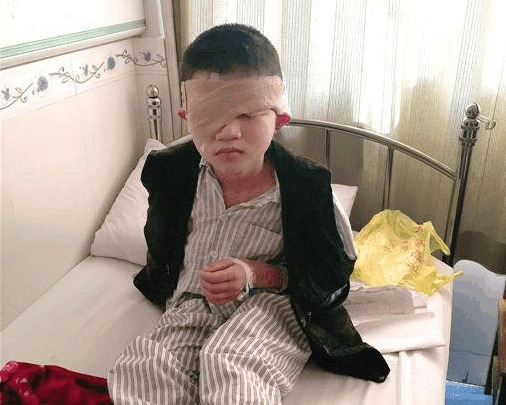 给孩子吃零食前, 先把这个东西丢掉, 它会让孩子失明!