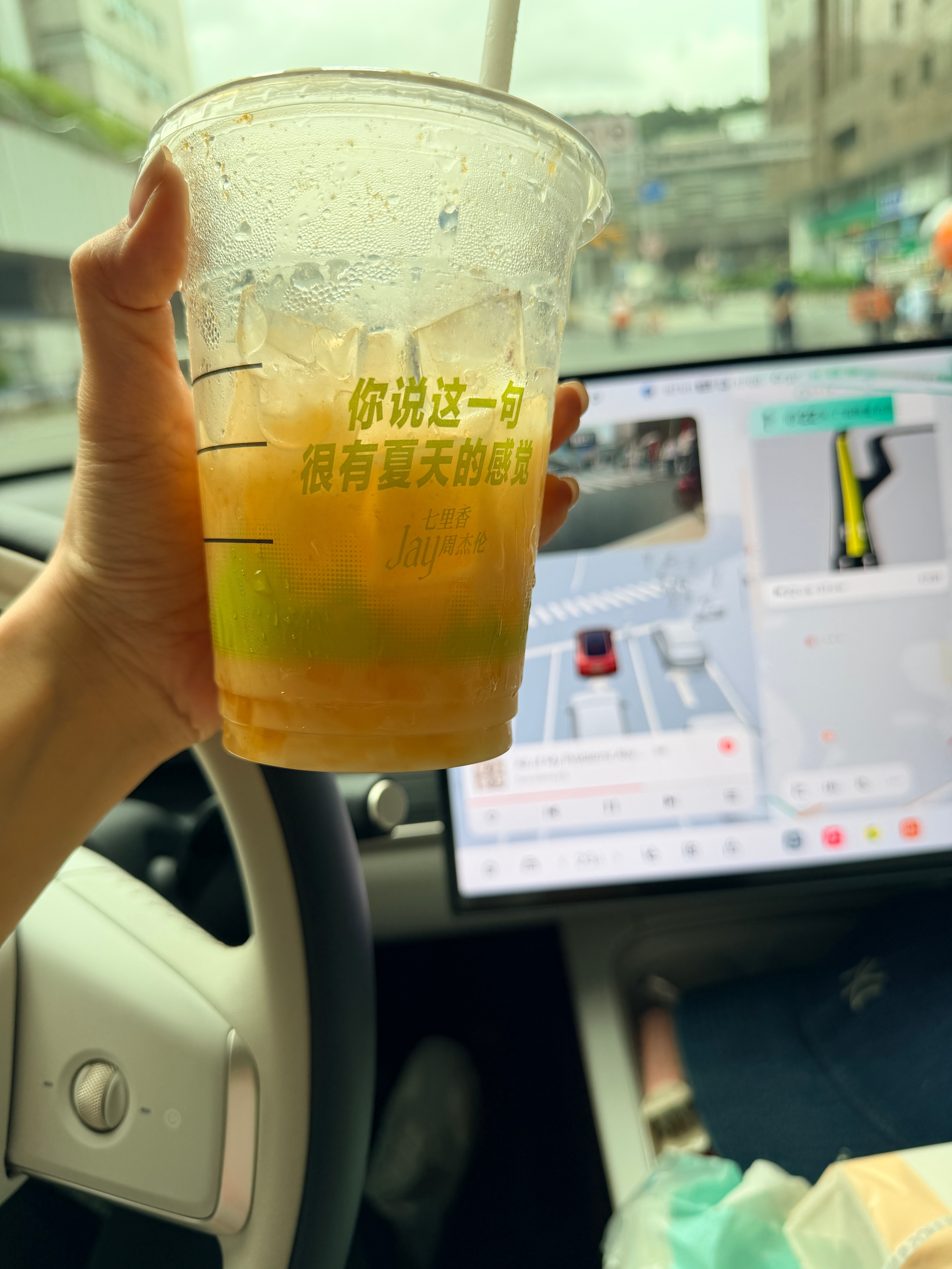 星巴克新品菠萝椰椰冰摇茶…hmmm刚喝几口不错之后喝到粉末没冲开，水喝完了，下