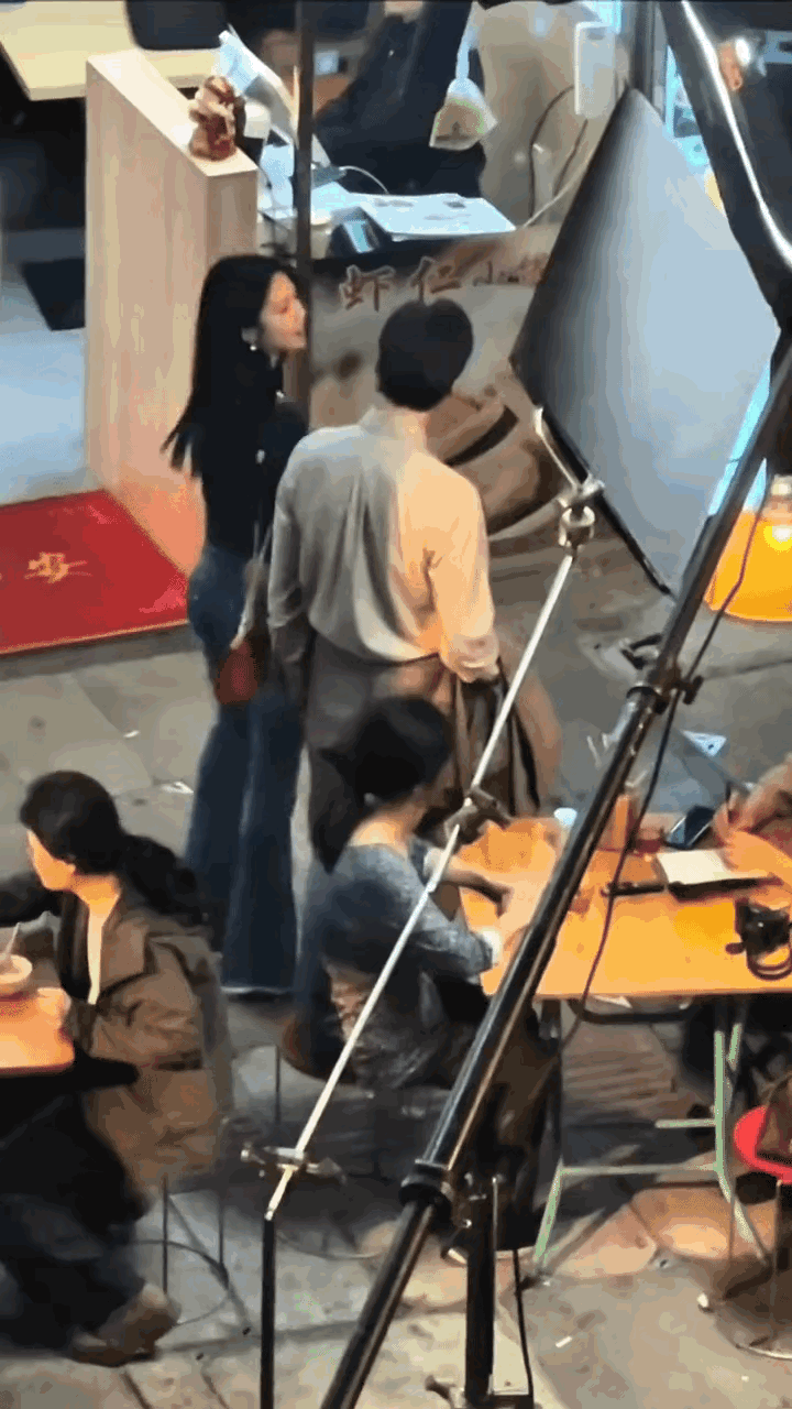 向涵之这双腿太适合穿这种牛仔裤了！​​​