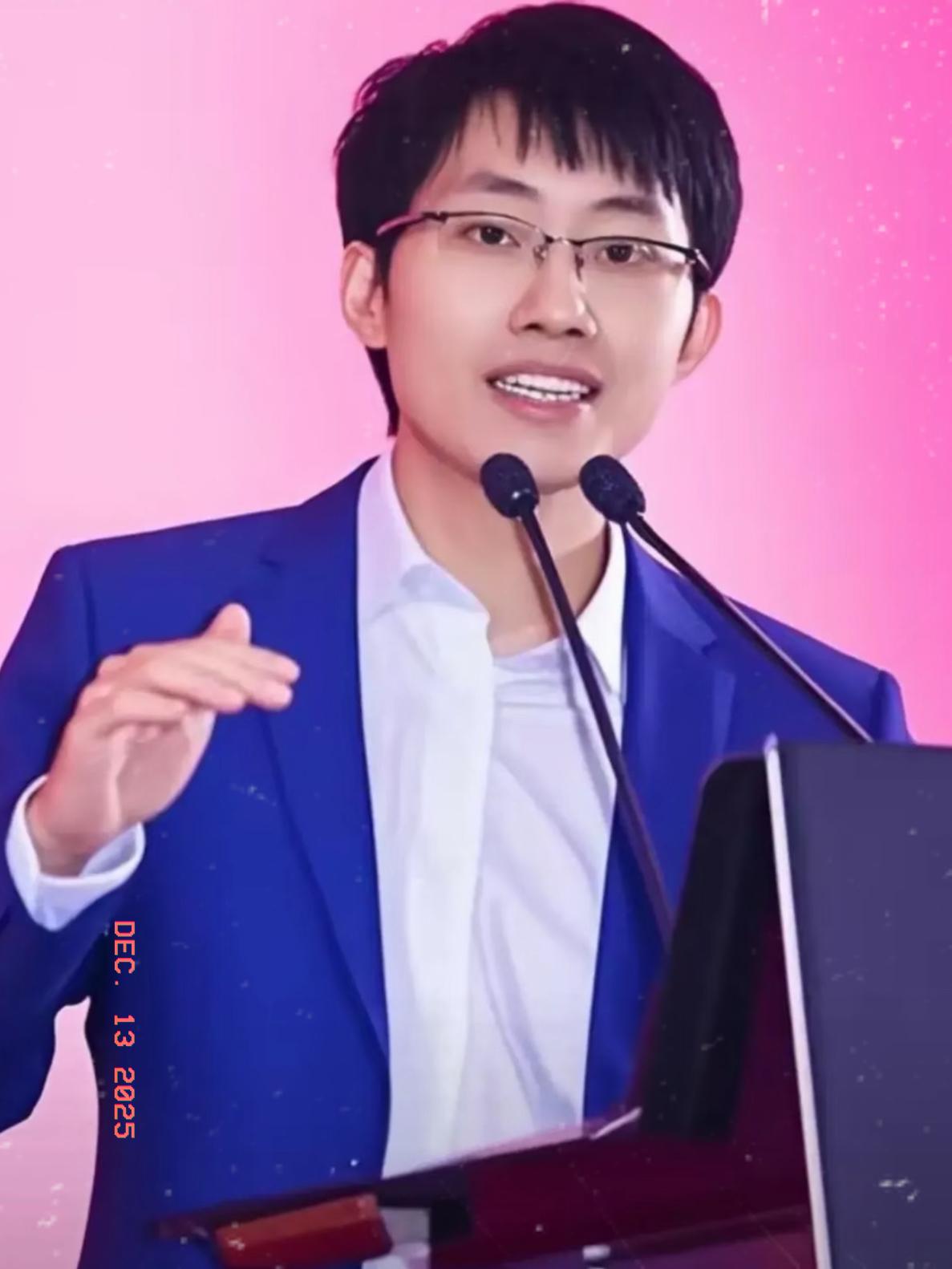 起初，我对梁文锋那可是满心佩服，觉得他妥妥是科技界的奇才，仿佛能撑起中国科技的一