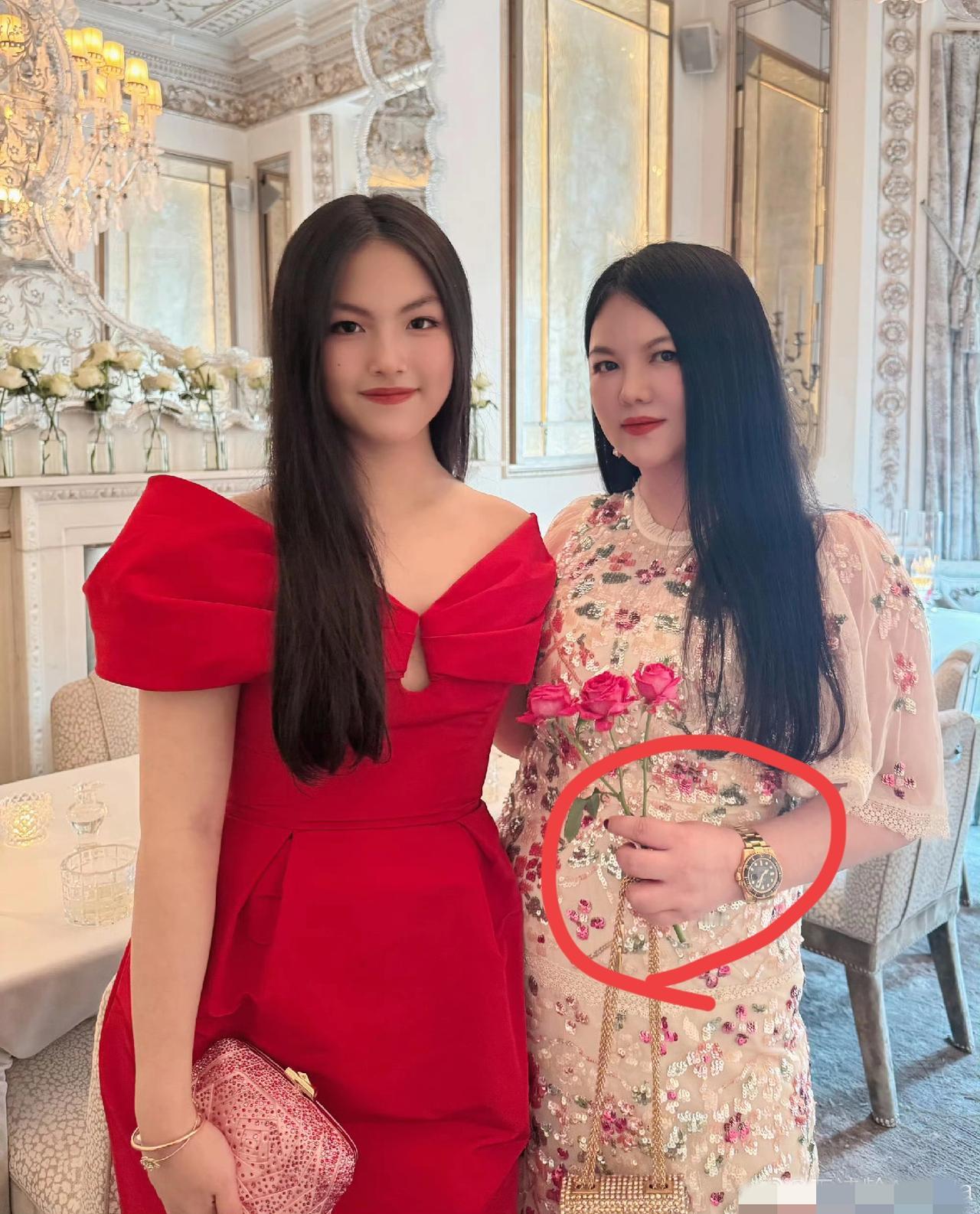 王诗龄16岁庆生照，最抢镜的不是小寿星的大红裙，而是李湘的手！老话说，“小手