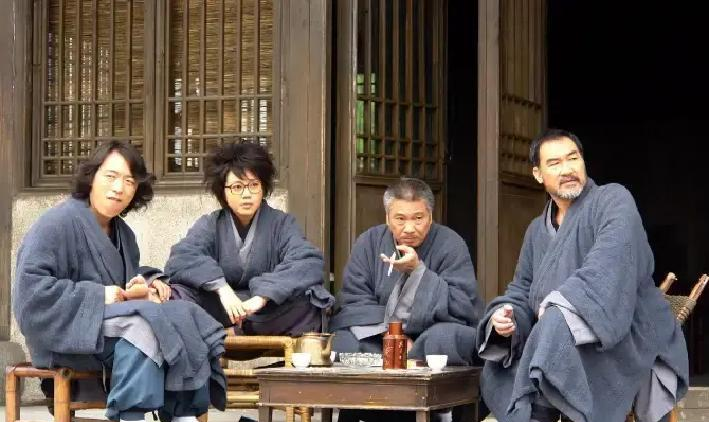 黄渤把闫妮“骗”进组，拍完闫妮倒贴了半个月档期！黄渤打电话说“姐，来客串，三四天”，闫妮拎着三天的行