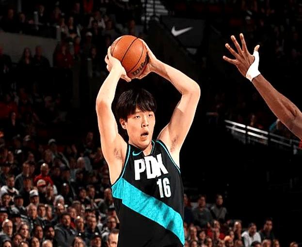 杨瀚森今天打了18分钟拿到8分，总得分28分，确实是超过了周琦的24分。但咱先别