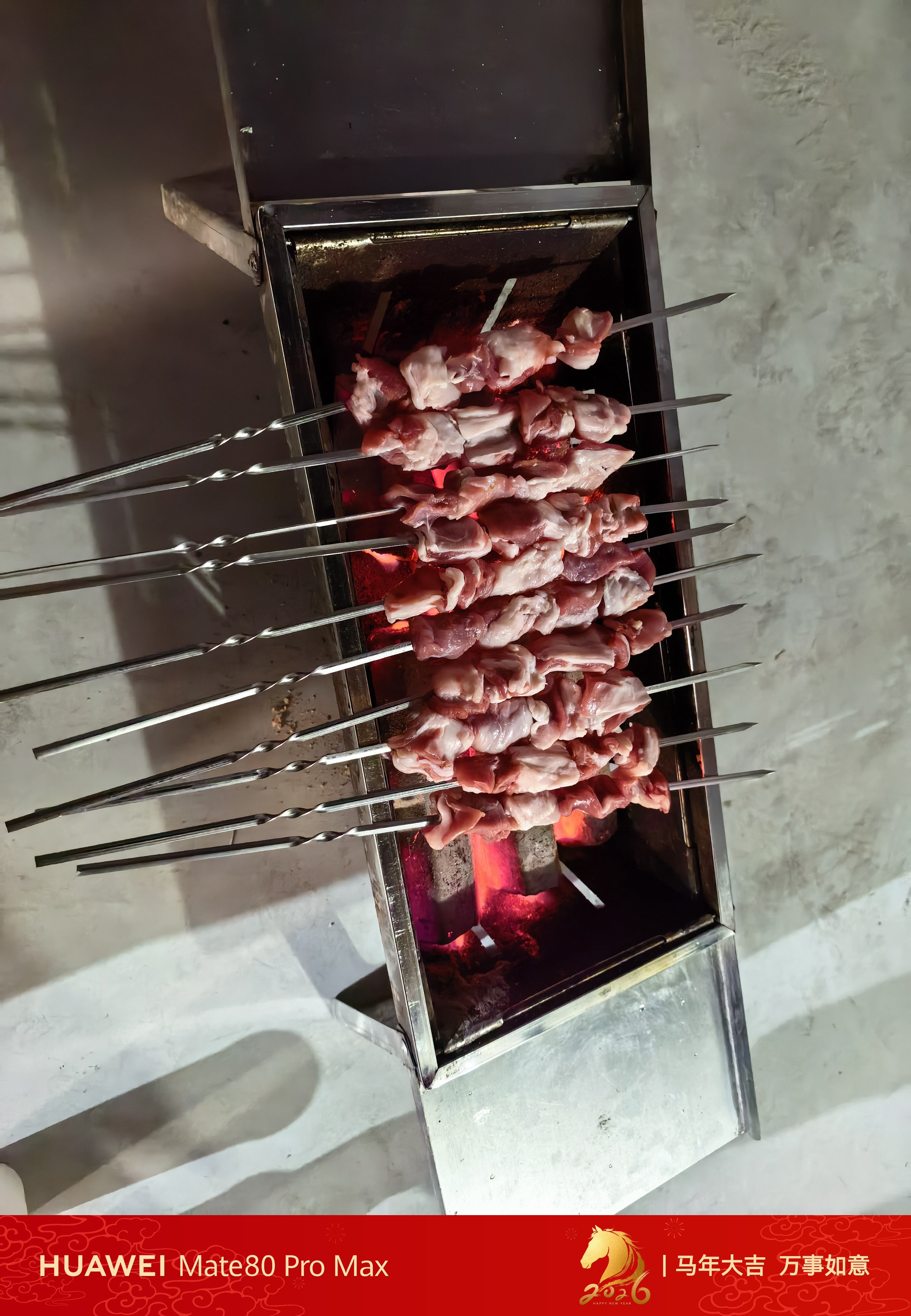 回老家了，刚到家老爸就把火给我整好了。回老家烤串太香了，感觉老了可以开个烧烤摊