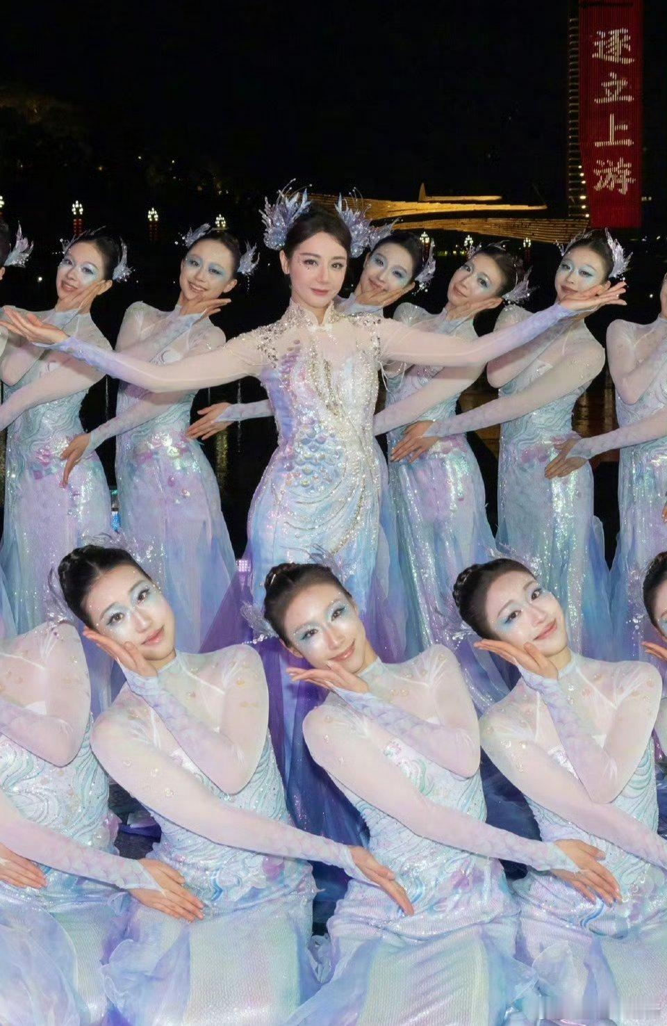 网友猜测春晚的热巴是不是胖了？粉丝说被伴舞秒了，还因此脱粉了……