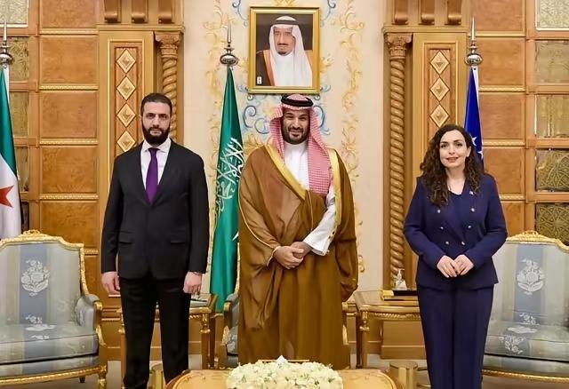 沙特王储小萨勒曼别来无恙，还是那么胖。他要是穿西装，肯定很可笑。这大袍子遮住他的