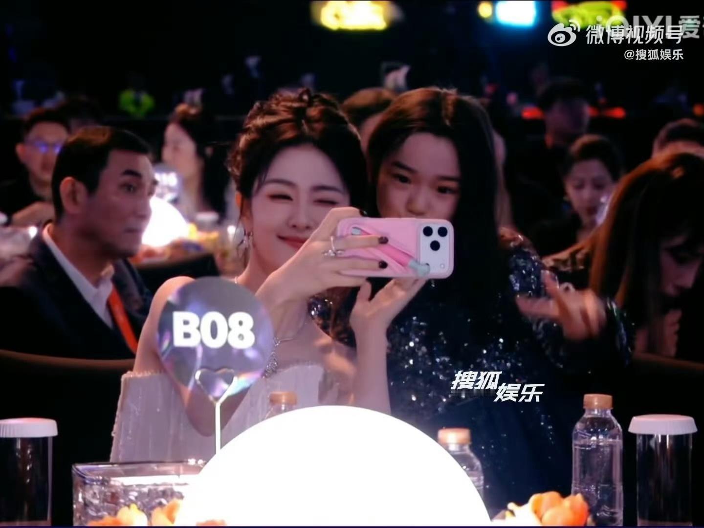 白鹿小酒窝合照了天啦噜，酒窝这个追星运给我好不好，我也想和鹿鹿合照，啊啊啊啊啊小