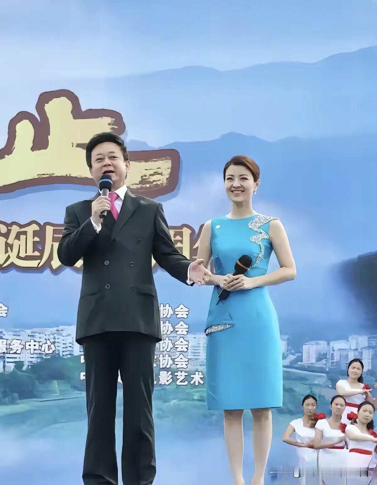 两位主持人在外景舞台上一起主持节目，男的大部分人对他很熟，应该都是一眼就能够认出