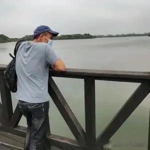 堂弟45岁,今年被裁员了,赔偿金18万,被裁后他找了半年的工作,都嫌弃他年龄大,