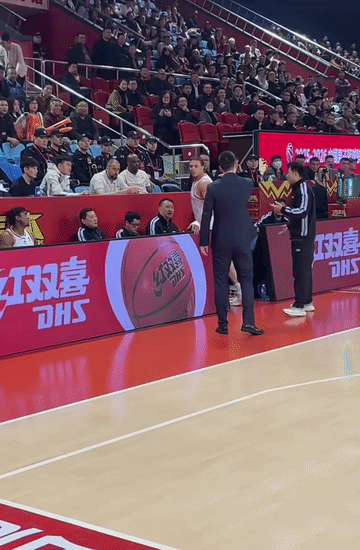 上海男篮疑似将帅不和！洛夫顿走回替补席的时候，主帅卢伟指导对他非常不满，用手指