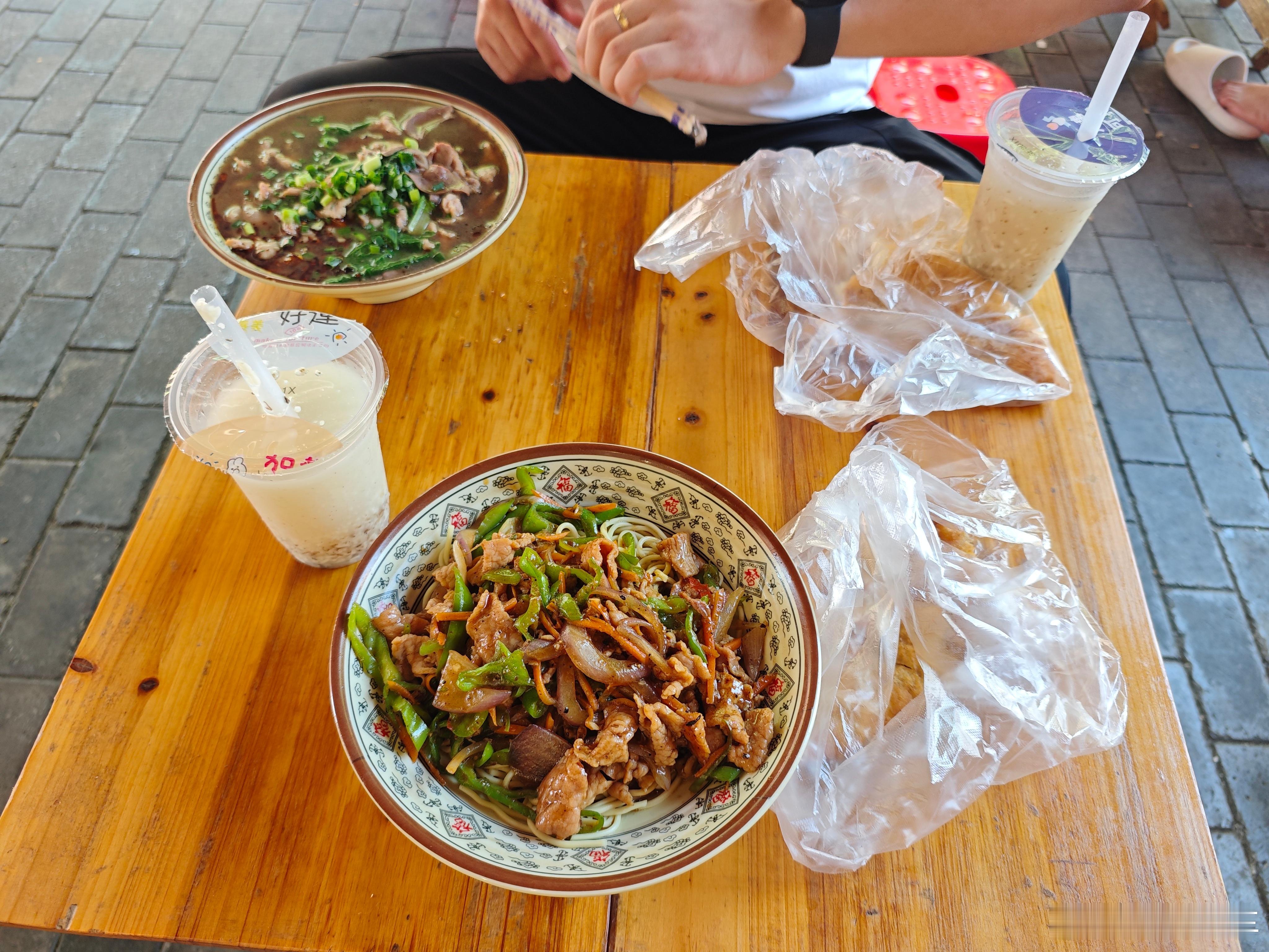今天的过早是豪华版plus版汉川瘦肉拌面➕桂花米酒➕鸡冠饺好吃到抽耳光都不放