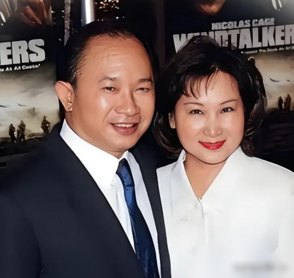 2012年，大导演吴宇森查出中期淋巴癌，卖掉北京的房，跑去美国治疗。谁承想，八年
