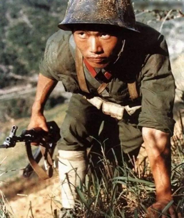 "打死不许动"——趴下的是自己人，站着的是敌人！有一个网友，是对越自卫反击战
