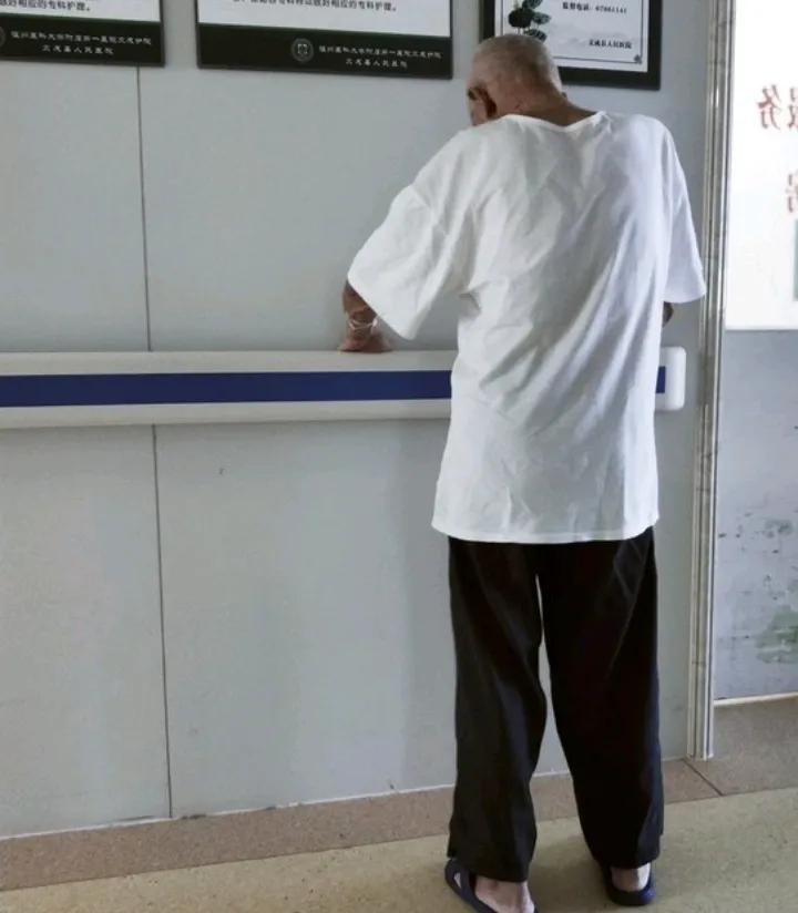 同事今年已经40多了，却依然单身！不是他不想谈恋爱，而是条件不允许！父亲长期患有